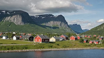 Et fredelig norsk landskap med en liten landsby og et fjell i bakgrunnen.