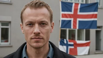 En mann med et sterkt ansiktsuttrykk, som symboliserer opprinnelsen og betydningen av navnet Klaus