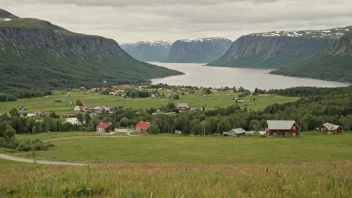 Et idyllisk norsk landskap med en liten landsby eller gård i bakgrunnen.