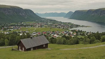 Et fredelig norsk landskap med en liten bosetning i det fjerne