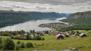 Et pittoreskt norsk landskap med rullende åser, fjell og en liten landsby eller by i det fjerne.
