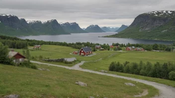 Et idyllisk norsk landskap med en liten bosetning i det fjerne.