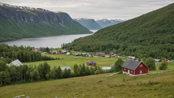 Et fredelig norsk landskap med en liten landsby eller hus i det fjerne.