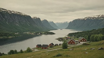 Et idyllisk norsk landskap med en liten landsby i bakgrunnen.