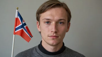 En person med etternavnet Mathisen, med et norsk flagg i bakgrunnen.
