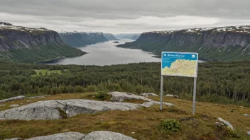 Et idyllisk norsk landskap med en liten by eller landsby i det fjerne, omgitt av fjell og skog.