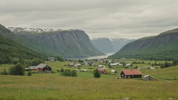 Et idyllisk norsk landskap med en gård eller landsby i bakgrunnen.
