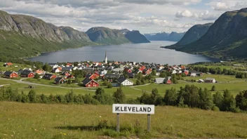 Et fredelig norsk landskap med en liten landsby og et skilt med navnet 'Kleveland'.