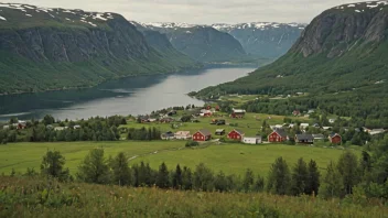 Et idyllisk norsk landskap med en liten landsby i bakgrunnen.
