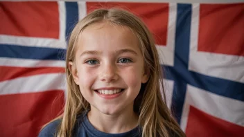 En ung jente med et strålende smil og et selvbevisst uttrykk, med et norsk flagg i bakgrunnen.