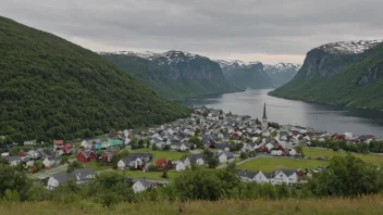 En malerisk by i Norge med et skilt som viser navnet 'Klingenberg'