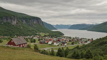 Et idyllisk norsk landskap med en liten landsby eller by i bakgrunnen.