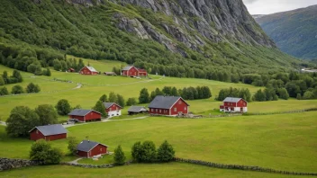 En pittoresk gård i Norge med et tradisjonelt gårdshus og rullende åser.
