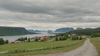 Et idyllisk norsk landskap med en liten bosetning i det fjerne.