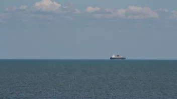 Et fredelig landskap av Hudson Bay med et skip som seiler i det fjerne.