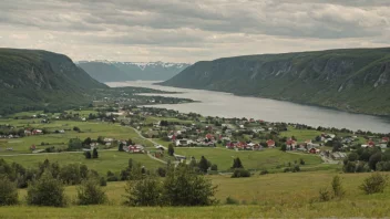 Et idyllisk norsk landskap med en liten landsby eller by i det fjerne