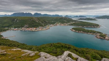 Et malerisk kystområde med noen hus og en liten strand.