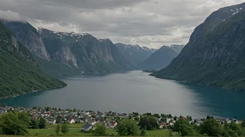 Et malerisk landskap av en norsk fjord med en liten bygd i bakgrunnen.