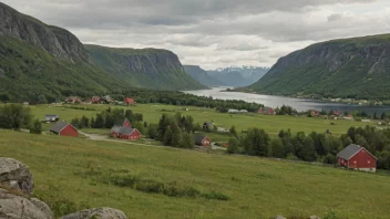 Et idyllisk norsk landskap med en liten landsby eller gård i bakgrunnen.