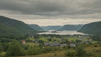 Et idyllisk norsk landskap med en liten bosetning i bakgrunnen.