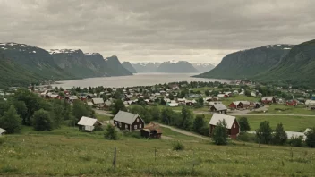 Et idyllisk norsk landskap med en liten bosetning i det fjerne.