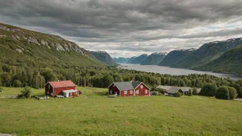 Et fredelig norsk landskap med en liten gård eller hus i bakgrunnen.