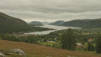 Et fredelig og pittoreskt norsk landskap med en liten bosetning i bakgrunnen.