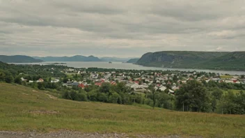 Et idyllisk norsk landskap med en liten by i det fjerne.