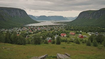 Et idyllisk norsk landskap med en liten bosetning i bakgrunnen, med navnet 'Ragnas' på en skilt eller et monument.
