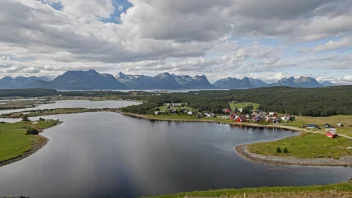 Et malerisk landskap av Froland kommune med rullende åser og innsjøer