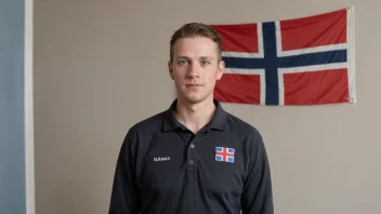 En person med etternavnet Hesstvedt som står foran et norsk flagg