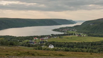 Et idyllisk og malerisk norsk landskap med en liten bosetning i bakgrunnen.