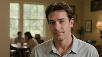 En person med navnet John, som smiler og ser tilgjengelig ut.