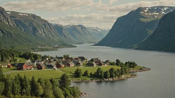 Et fredelig og malerisk norsk landskap med en liten bosetning i det fjerne.