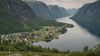 Et fredelig landskap av en norsk fjord med en liten landsby i bakgrunnen.
