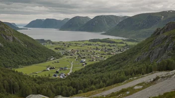 Et pittoreskt norsk landskap med en liten bosetning i det fjerne, med navnet 'Gryttens' på et skilt eller et kart.