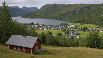 Et idyllisk norsk landskap med en liten bosetning i bakgrunnen.