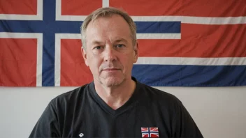 Et bilde av en person med etternavnet Holmgren, med et norsk flagg i bakgrunnen.