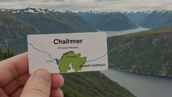 Et bilde av en person med en navnelapp som sier Chalmer, med en bakgrunn som er et kart over Norge