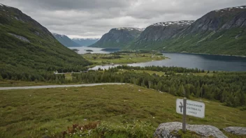Et fredelig og malerisk landskap i Norge med et skilt eller et kart som viser beliggenheten til Botnanes.