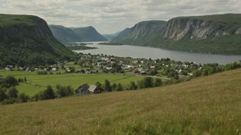 Et idyllisk norsk landskap med en liten bosetning i det fjerne