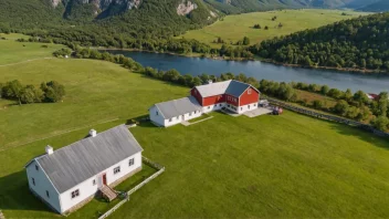 En gård i Norge med en rød låve og et hvitt hus