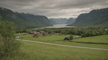 Et idyllisk norsk landskap med en liten landsby eller gård i bakgrunnen.