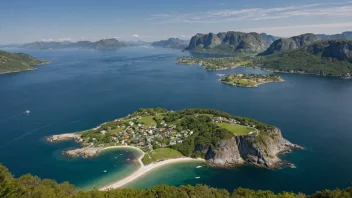 Et fredelig landskap av øya med rullende åser og et rolig hav i bakgrunnen