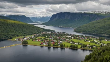 Et pittoreskt norsk landskap med en liten landsby eller by i bakgrunnen.