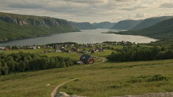 Et idyllisk norsk landskap med en liten bosetning i det fjerne.