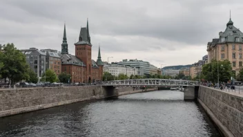 Pongtongbroen, en bro i Oslo, med en blanding av gamle og nye bygninger i bakgrunnen.
