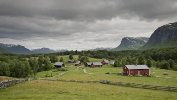 Et idyllisk norsk landskap med en liten bosetning i bakgrunnen.