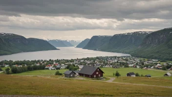 Et idyllisk norsk landskap med en liten landsby eller by i bakgrunnen, med et skilt eller landemerke som viser navnet 'Julsrud'.