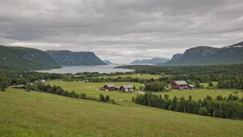 Et idyllisk landskap med rullende åser og grønne enger, med en liten gruppe bygninger i det fjerne, omgitt av trær og en svingete vei.
